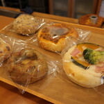 nicocafe328 - 店内のパン見本。