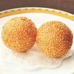 7．あん入り揚げ胡麻団子　2個