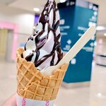 福島競馬場 - イチゴミルクソフトクリームチョコレートトッピング