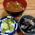 Sumibi Yakitori to Osake Hachi - みそ汁　漬物　小鉢