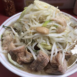 ラーメン二郎 - 豚5枚入り大ラーメン・（野菜・カラメ・アブラ・ニンニク）