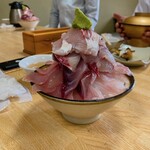 Ise Shima Chuo Ichiba The Asaichi - 若者が頼んだ漁師丼です。鯛と鰤の二色丼です。こちらもモリモリです。