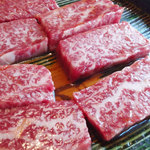 Yakiniku Senzankaku - サシが十分なカルビ。焼いて口に入れた途端に、さっくりジューシーにとろけていきます。