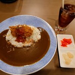 Sakai Curry LOKI - 令和5年4月 ランチタイム
                      LOKIカレーランチ 980円
                      LOKIカレー牡蠣クリームコロッケトッピング、サラダ、福神漬け、らっきょ、アイスティー