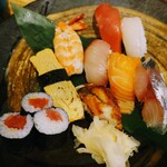 Dokonjo Sushi - 令和5年4月 ランチタイム
                      寿司定食 800円
                      にぎり寿司8貫、鉄火巻3切れ、赤出汁