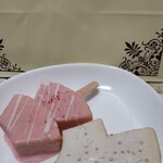 Haus Von Frau Kurosawa  In Furano - チョコツリーバウム 各401円、イチゴとホワイトチョコになります