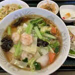 上海軒 - 定食メニューの「エビ湯麺」830円也。税込。