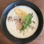 Cucina Tei Toripaitan Ramen to Goukai na Izakaya Ryori & Nabe Honmachi Awaza - 白ラーメン(800円、真上から)