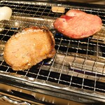 焼肉ホルモン ある - 上タン(塩)焼いてます