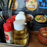 極み豚骨 青達真 - 料理写真:卓上(壺は高菜)