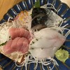 海鮮居食屋 やっとこ - 230427木　北海道　海鮮居食屋やっとこ　本日の海らんばん　刺身三点おまかせまぐろ、松川、しめ鯖950円→850円