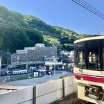 タカオネキッチン - 駅のホームから望む