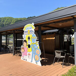 Gujo Hachiman Ekisha Cafe - テラス席もあり、長良川鉄道が眺められます