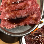 Wagyu Yakiniku Jukusei Ootoro Gyutan Kokusangyu Horumon Date no Kura - カルビ！2種のうち「いつもの」を息子が選んだが、美味い！焼きすぎないように注意することが、美味く食べる最大のポイント！2種のカルビとロースは黒毛和牛で一律980円。量も勘案するとコスパ高し！