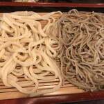 ささや - 料理写真:板盛（うどん、そば）（１３００円）は手作り感があり旨い！