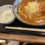 Marugame Seimen Orinasu Mo-Ru Ten - チーズトマたまカレーうどん、一膳ご飯つき。