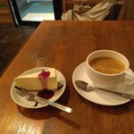 カフェニスタ - デザートセット(ハーフレアチーズケーキ＆ホット珈琲)