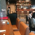 Gyoza Dining TSUDOI - 落ち着いた雰囲気の店内。左右の多きな窓が店内を明るく照らす