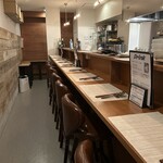 Kitchen Buran - カウンターは11席です。
      重厚感あるカウンターチェアー
      座り心地良くお客様から人気です。