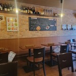 Niku & Cheese & Wine Jinbocho Bistro Fleurie - 店内。わりとお一人様ばっかりだった。