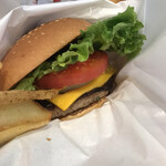 FRESHNESS BURGER Nakano Kitaguchi Ten - クラシックチーズバーガーとポテト