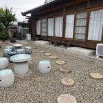 Fujin - 素敵なテーブルセット。左手に進むと離れがあり、そこがお店です。