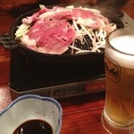 らむ蔵 - ラム肉を久々に食べた。 というより、ちゃんと食べたのは初めてかも。  頂いたのは、オーソドックスにジンギスカン鍋。 焼肉ではありますが、しつこさはなく、比較的さっぱり、臭みは全く感じない。むしろ、いい意味でクセになりそう。  カウンター・７席といった小さいお店なので、店長さんが色々話してくれましたが、ラムは生後1年の若い子羊なので、マトンの老羊ような臭さはなく、また、羊の油の溶ける温度は42℃なの