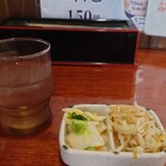 Soba Dokoro Banzan - 漬物食べながら待ちます