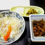 Hama Jaya - 定食はサラダと突き出し、漬物付き