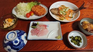 Suzu Toyo - 夕食一例。カボチャサラダ、カボチャコロッケ、肉じゃが、イサキの南蛮風、お刺し身