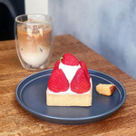 TART SQUARE - カフェラテ、大阪産紅ほっぺイチゴのショートケーキ