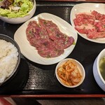 Kuroge Wagyu Ittogai Yakiniku Gyotoku En - 和牛カルビランチ(100g、塩)
                        牛タンは会員カード見せると無料サービス
                        これらの他、ドリンク(黒烏龍茶にした)と、
                        食後のデザートが付いて1,190円
                        ご飯はおかわりOK