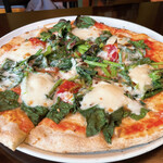 Pizzeria Musashino Sankyo - カルツォーネの包まれてない普通のピザ版、トリコローレ。モッツァレラとトマトとほうれん草と燻製生ハムとクリームチーズのピザ。