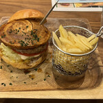 Hamburger & Pasta No.4 - 料理写真:No.4ハンバーガー ¥1,600 シューストリングポテト