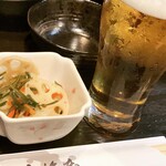 Hakata Motsu-nabe Genkaian - お通しとビールで乾杯。やっぱ生でしょ。