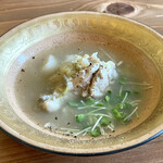 ANO kitchen  - セットの薬膳スープ。鶏が柔らかく煮込まれていて滋味深いお味のスープです。