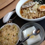 Jokou En Akihabara Ten - ラーメンと半チャーハン　全景　デザートもつきまーす