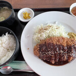 Meshi Yan - 日替わりランチ1100円・みそとんかつ定食にミニデザート付き