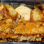 お好み焼もりちゃん - お好み焼き肉玉【Sサイズ】(税込570円)
            生地を焼いてキャベツと豚バラ肉、ソースを塗って青海苔を振ってから２つ折りにしてあり、プラパックの空きスペースにマヨネーズを詰めてあります