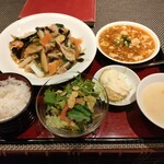 Chinese Chinmin Hankyu Ikeda Ten - 焼きそばランチ。見た目通り大ボリューム。