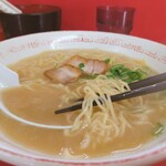 Hakata Ichiban - ところが…ちがう…確かにちがう…美味しいです。あれほど「豚骨ラーメン苦手」って言ってたのに美味しいです。なんかこう…スッキリした豚骨スープです。麺も独特なんですね~パツンパツンし過ぎていない良い麺です