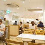 Shibuya Nishimura Fruit Parlour Dogenzaka Ten - カジュアルな店内。