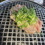 Yakiniku Horumon Takeda Nakano Ten - 名物のタンに自家製ネギポン酢を乗っける。シソも入ってて旨し！