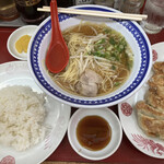 Hourai Hanten - ラーメン餃子セット。