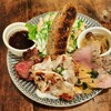 -4-Quatre - お店自慢の肉料理が1皿に！牛ハラミステーキに若鶏もも肉グリル、豚ヒレ肉ローストさらに中央にはハーブソーセージがドーン！