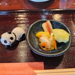 江戸前天麩羅　天優 - 料理写真:お新香は瓜に西瓜も入っています(パンダがこっちを見てる(笑)