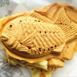 たい焼君のお店 ことぶき屋  - たい焼き(￥300)。上からだとデカさが伝えられん！