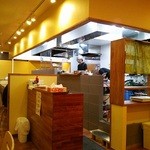 ラーメン 岩佐 - 店内見渡せる、中央の厨房。