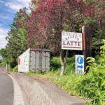 イタリアンジェラートLATTE - 道路沿いのオシャレな看板と奥にコンテナに店名をペイントしています！