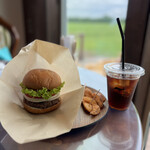 Yogibo Versailles Resort Farm CAFE - 特製ハンバーガー（ポテト付き）1500円+ドリンクsetは水出し珈琲200円